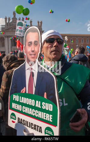 Roma, 09.02.2019: "Futuro al lavoro" unitaria manifestazione Nazionale dei sindacati CGIL, CISL e UIL. Manifestante con la sagoma di Luigi Di Maio in Stockfoto