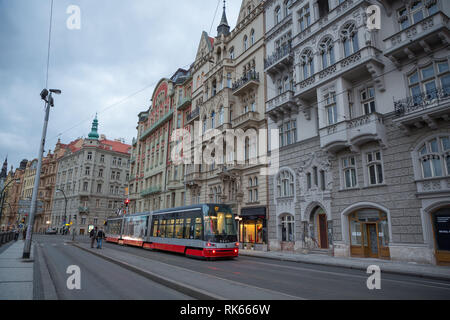 Straßenbahn im Stadtzentrum von Prag Stockfoto