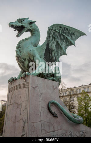 Drachen auf den Drachen Brücke in Ljubljana, Slowenien Stockfoto