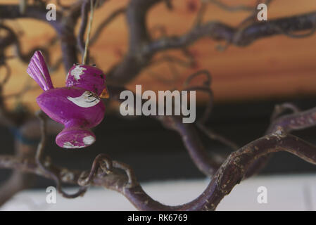 Viele Zweige zu einem Net gewachsen. neuronalen Netzwerk. kompliziert. Vogel sitzt auf Baum. keine Blätter Stockfoto