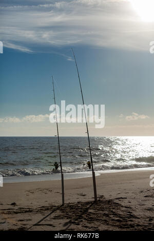 Diese 2 Pole sind hoch am Strand warten auf ihre fishman Ihren Tag zu beginnen. Stockfoto