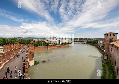 Ponte di Castelvecchio (Scaliger Brücke), eine befestigte Brücke in Verona, Italien, über die Etsch. Es ist ein Teil der Festung Castelvecchio. Stockfoto