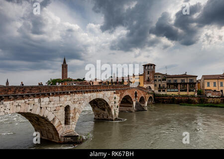 Ponte Pietra über die Etsch, Kathedrale Anastasia, San Giorgio in Braida, Verona, Venetien, Italien. In 100 v. Chr. abgeschlossen und ist die älteste in Verona. Stockfoto