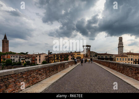 Ponte Pietra über die Etsch, Kathedrale Anastasia, San Giorgio in Braida, Verona, Venetien, Italien. In 100 v. Chr. abgeschlossen und ist die älteste in Verona. Stockfoto