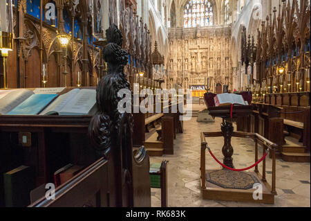 Innenraum der Kathedrale von Winchester, Hampshire, England. Blick vom Chor mit rednerpult im Vordergrund Stockfoto