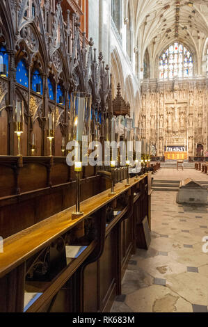 Innenraum der Kathedrale von Winchester, Hampshire, England mit Banner und Fenster aus buntem Glas. Stockfoto