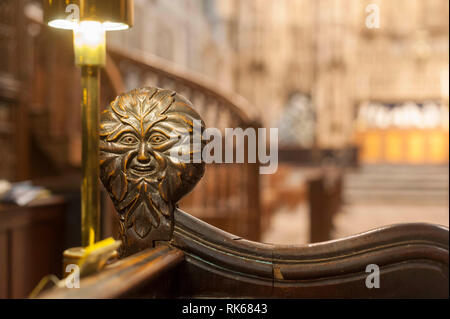 Innenraum der Kathedrale von Winchester, Hampshire, England. Nahaufnahme der dekorativen Funktion im Chor. Stockfoto