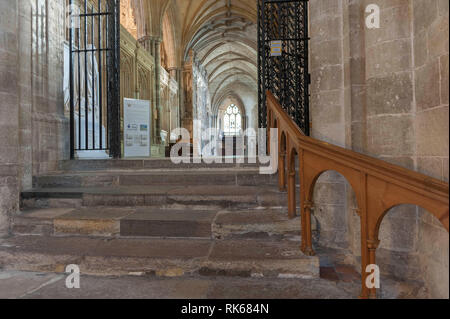 Innenraum der Kathedrale von Winchester, Hampshire, England. Schritte zum Kirchenschiff. Stockfoto