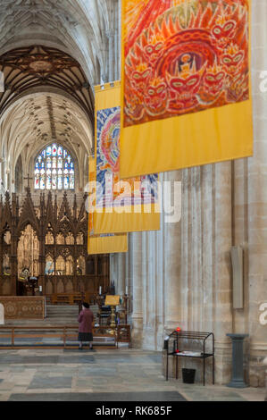 Innenraum der Kathedrale von Winchester, Hampshire, England. Detail des Kirchenschiffes Blick nach Osten in Richtung der Chor. Das Kirchenschiff ist die längste in Europa. Stockfoto