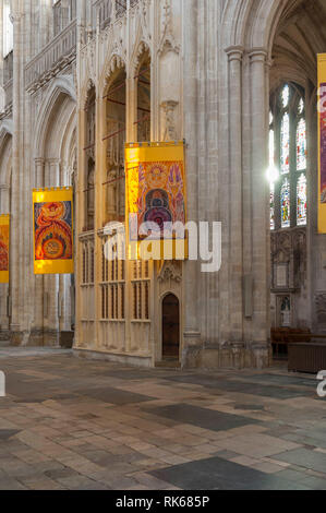 Innenraum der Kathedrale von Winchester, Hampshire, England. Detail des Kirchenschiffes Blick nach Osten in Richtung der Chor. Das Kirchenschiff ist die längste in Europa. Stockfoto