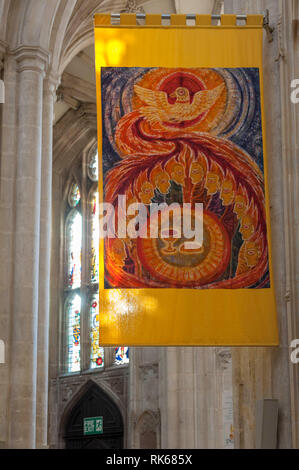 Innenraum der Kathedrale von Winchester, Hampshire, England. Detail der dekorativen Banner im Mittelschiff nach Osten in Richtung der Chor. Stockfoto