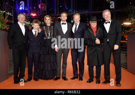 Berlin, Deutschland. 09 Feb, 2019. Björn Floberg, Jon Ranes, Danica Curcic, Tobias Santelmann, Stellan Skarsgard, Dieter Kosslick und Hans Petter Moland Besuchen die Premiere Pferde stehlen" an der 69. Internationalen Filmfestspiele Berlin/Berlinale 2019 im Berlinale Palast am 9. Februar 2019 in Berlin, Deutschland. Credit: Geisler-Fotopress GmbH/Alamy leben Nachrichten Stockfoto