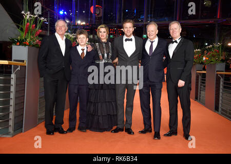 Berlin, Deutschland. 09 Feb, 2019. Björn Floberg, Jon Ranes, Danica Curcic, Tobias Santelmann, Stellan Skarsgard und Hans Petter Moland Besuchen die Premiere Pferde stehlen" an der 69. Internationalen Filmfestspiele Berlin/Berlinale 2019 im Berlinale Palast am 9. Februar 2019 in Berlin, Deutschland. Credit: Geisler-Fotopress GmbH/Alamy leben Nachrichten Stockfoto