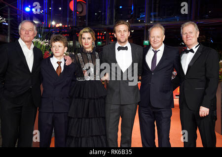 Berlin, Deutschland. 09 Feb, 2019. Björn Floberg, Jon Ranes, Danica Curcic, Tobias Santelmann, Stellan Skarsgard und Hans Petter Moland Besuchen die Premiere Pferde stehlen" an der 69. Internationalen Filmfestspiele Berlin/Berlinale 2019 im Berlinale Palast am 9. Februar 2019 in Berlin, Deutschland. Credit: Geisler-Fotopress GmbH/Alamy leben Nachrichten Stockfoto