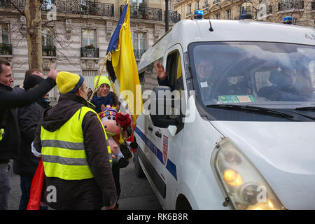 Paris, Frankreich. 09 Feb, 2019. Demonstranten protestieren gegen Polizei Tätlichkeiten gegen Proteste, vor allem da ein Demonstrant seine Hand früher verloren, während dagegen protestiert. Es gibt noch eine Möglichkeit für den Dialog zwischen Polizei und Demonstranten. Credit: Roger Ankri/Alamy leben Nachrichten Stockfoto