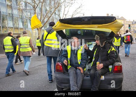 Paris, Frankreich. 09 Feb, 2019. Demonstranten sprechen und den Austausch von Ansichten und Meinungen, die beim demonstrieren. Credit: Roger Ankri/Alamy leben Nachrichten Stockfoto