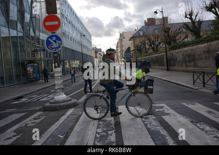 Paris, Frankreich. 09 Feb, 2019. Hund Demonstranten auch willkommen. Die Demonstranten eine Straße überqueren, während Polizei sammelt und wartet. Credit: Roger Ankri/Alamy leben Nachrichten Stockfoto