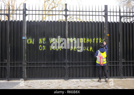 Paris, Frankreich. 09 Feb, 2019. Die Demonstranten sind writting ihre Zeichen auf Mauern und Tore. "Wir wollen nicht zu diskutieren, möchten wir zu entscheiden, "Credit: Roger Ankri/Alamy leben Nachrichten Stockfoto