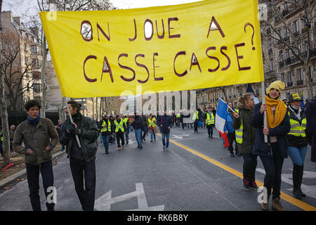 Paris, Frankreich. 09 Feb, 2019. Dieses Zeichen ist ein Wortspiel, Verstecken und Suchen, aber wirklich Sinn: "spielen Pause Pause?" Quelle: Roger Ankri/Alamy leben Nachrichten Stockfoto