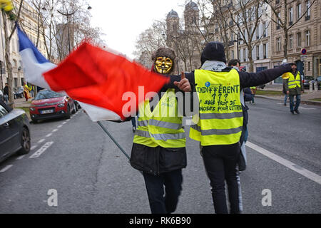 Paris, Frankreich. 09 Feb, 2019. Die Demonstranten sind Fahnen und Schilder. Dieser: "Sorglos? Weiß auch ich Mcuh für solche 'Credit: Roger Ankri/Alamy leben Nachrichten Stockfoto