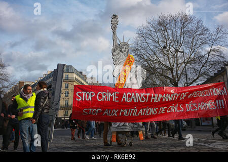 Paris, Frankreich. 09 Feb, 2019. Demonstranten protestieren gegen Polizei Tätlichkeiten gegen Proteste von Nachahmungen von berühmten Monumenten, und Zeichen. Credit: Roger Ankri/Alamy leben Nachrichten Stockfoto