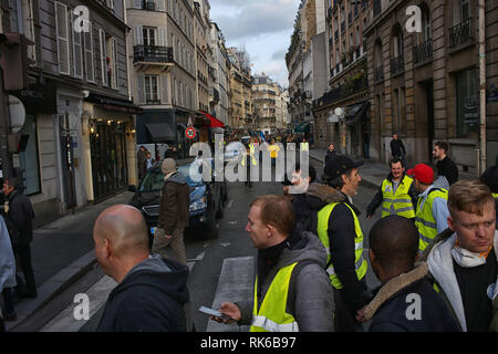 Paris, Frankreich. 09 Feb, 2019. 2 goups Schmelzen in einem grösseren. Demonstranten protestieren gegen Polizei Tätlichkeiten gegen Proteste, vor allem da ein Demonstrant seine Hand früher verloren, während dagegen protestiert. Theyr sind zu Fuß von der Place de l'Etoile, Eiffelturm, durch den 7. Bezirk von Paris. Credit: Roger Ankri/Alamy leben Nachrichten Stockfoto