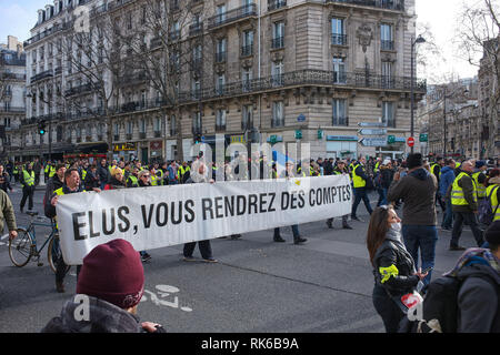 Paris, Frankreich. 09 Feb, 2019. Demonstranten protestieren gegen Polizei Tätlichkeiten gegen Proteste, vor allem da ein Demonstrant seine Hand früher verloren, während dagegen protestiert. Theyr sind zu Fuß von der Place de l'Etoile, Eiffelturm, durch den 7. Bezirk von Paris. Credit: Roger Ankri/Alamy leben Nachrichten Stockfoto