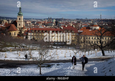 Prag, Tschechische Republik. 9 Feb, 2019. Touristen genießen das warme Wetter auf den Petrin Hügel in Prag in der Tschechischen Republik. Credit: Slavek Ruta/ZUMA Draht/Alamy leben Nachrichten Stockfoto