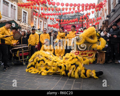 London, Großbritannien. 09 Feb, 2019. 'Dragon' führt in einer Straße als Teil der chinesischen Neujahrsfest in Chinatown, London, UK. Credit: escapetheofficejob/Alamy leben Nachrichten Stockfoto