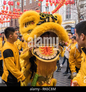 London, Großbritannien. 09 Feb, 2019. 'Dragon' Entertainer, die eine dringend benötigte Pause zwischen Leistungen als Teil der chinesischen Neujahrsfest in Chinatown, London, UK. Credit: escapetheofficejob/Alamy leben Nachrichten Stockfoto