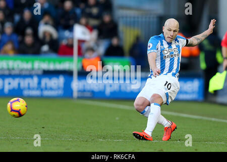 Huddersfield, Yorkshire, Großbritannien. 09. Februar, 2019. Aaron Mooy von Huddersfield Town in Aktion. Premier League match, Huddersfield Town v Arsenal an der John Smith's Stadion in Huddersfield am Samstag, den 9. Februar 2019. Dieses Bild dürfen nur für redaktionelle Zwecke verwendet werden. Nur die redaktionelle Nutzung, eine Lizenz für die gewerbliche Nutzung erforderlich. Keine Verwendung in Wetten, Spiele oder einer einzelnen Verein/Liga/player Publikationen. pic von Chris Stading/Andrew Orchard sport Fotografie/Alamy leben Nachrichten Stockfoto