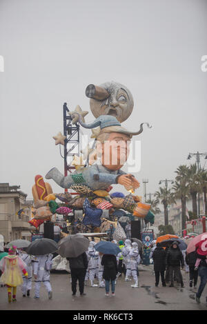 Foto Iacopo Giannini/LaPresse 09-02-2019 Viareggio (Lucca) ItaliacronacaHa avuto Inizio sul Lungomare Di Viareggio la 146 edizione del famoso Carnevale, un-occhio particolare alle tematiche delle Donne. Tra le Karikatur pi&#xf9; celebri che si trovano sui Grandi carri mascherati troviamo, Frida Kahlo, Conte, Salvini, Di Maio e soprattutto Trump Nella Foto: Le immagini della manifestazione Stockfoto