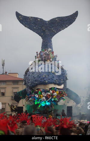 Foto Iacopo Giannini/LaPresse 09-02-2019 Viareggio (Lucca) ItaliacronacaHa avuto Inizio sul Lungomare Di Viareggio la 146 edizione del famoso Carnevale, un-occhio particolare alle tematiche delle Donne. Tra le Karikatur pi&#xf9; celebri che si trovano sui Grandi carri mascherati troviamo, Frida Kahlo, Conte, Salvini, Di Maio e soprattutto Trump Nella Foto: Le immagini della manifestazione Stockfoto