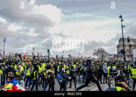 Paris, Frankreich. 09. Februar 2019. Tausende von Gelb (gilets Jaunes) Proteste in Paris fordert Senkung der Mineralölsteuern, Wiedereinführung der Solidaritätssteuer auf Vermögen, einen Mindestlohn zu erhöhen, und Emmanuel's Längestrich Rücktritt als Präsident von Frankreich. Credit: Norbu Gyachung/Alamy Leben Nachrichten. Stockfoto