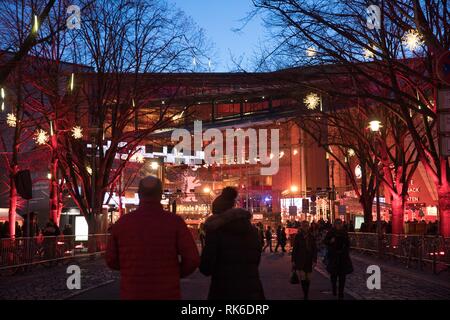 Berlin, Deutschland. 09 Feb, 2019. 69. Berlinale: Passanten vor dem Berlinale Palast. Quelle: Jörg Carstensen/dpa/Alamy leben Nachrichten Stockfoto