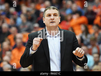 Syracuse, NY, USA. 09 Feb, 2019. Boston College Head Coach Jim Christian sieht sich als Syrakus Orange die Boston College Eagles 67-56 an der Carrier Dome in Syracuse, NY besiegte Alan Schwartz/CSM/Alamy leben Nachrichten Stockfoto