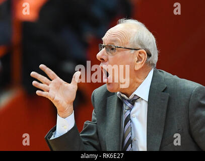 Syracuse, NY, USA. 09 Feb, 2019. Syracuse Head Coach Jim Boeheim reagiert während der zweiten Hälfte des Spiels. Die syracuse Orange besiegte die Boston College Eagles 67-56 an der Carrier Dome in Syracuse, NY. Alan Schwartz/CSM/Alamy leben Nachrichten Stockfoto