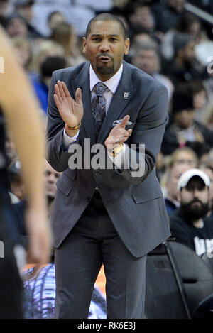 Washington, DC, USA. 9 Feb, 2019. 20190209 - Butler Haupttrainer LAVALL JORDANIEN ermuntert seine Spieler gegen Georgetown in der ersten Hälfte in der Hauptstadt zu einer Arena in Washington. Credit: Chuck Myers/ZUMA Draht/Alamy leben Nachrichten Stockfoto