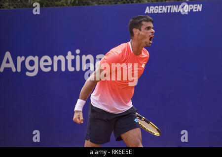 Buenos Aires, der Hauptstadt Argentiniens. 9 Feb, 2019. Argentinien Öffnen begonnen, die 2019 Version, dieser Samstag, mit dem ersten qualy übereinstimmt und die Auslosung der wichtigsten zeichnen. Von 11 Uhr morgens, die einleitende Phase begann. Im Hauptkomplex Guillermo Vilas die schwedische Elias Ymer besiegte den Argentinier Juan Pablo Ficovich in drei Sätzen 3-6; 6-4; 7-5, während bei Gericht 2, gleichzeitig der Brasilianer Rogerio Dutra Silva gegen die norwegische Casper Ruud gewann, auch in drei Sätzen 6-2; 3-6; 6-4. In dem Foto der Brasilianer Rogerio Dutra Silva (Credit Bild: © Roberto Almeida Aveledo/ZU Stockfoto