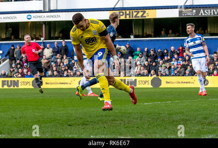 Birmingham, Großbritannien. 9. Feb 2019. Che Adams von Birmingham City feiert zählen seine dritte und Birminghams 4. Ziel der EFL Sky Bet Championship Match zwischen den Queens Park Rangers und Birmingham City an der Loftus Road Stadium, London, England am 9. Februar 2019. Foto von Phil Hutchinson. Nur die redaktionelle Nutzung, eine Lizenz für die gewerbliche Nutzung erforderlich. Keine Verwendung in Wetten, Spiele oder einer einzelnen Verein/Liga/player Publikationen. Credit: UK Sport Pics Ltd/Alamy leben Nachrichten Stockfoto