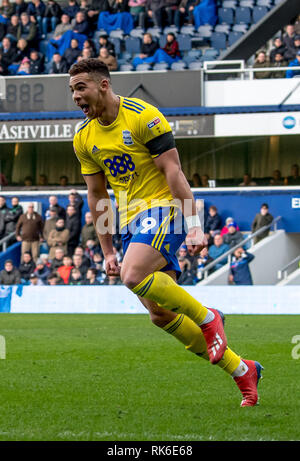 Birmingham, Großbritannien. 9. Feb 2019. Che Adams von Birmingham City feiert zählen seine dritte und Birminghams 4. Ziel der EFL Sky Bet Championship Match zwischen den Queens Park Rangers und Birmingham City an der Loftus Road Stadium, London, England am 9. Februar 2019. Foto von Phil Hutchinson. Nur die redaktionelle Nutzung, eine Lizenz für die gewerbliche Nutzung erforderlich. Keine Verwendung in Wetten, Spiele oder einer einzelnen Verein/Liga/player Publikationen. Credit: UK Sport Pics Ltd/Alamy leben Nachrichten Stockfoto