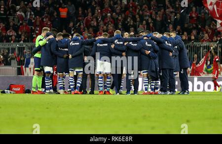 München, Deutschland. 9 Feb 2019 FC Bayern München - FC Schalke 04, FC Schalke 04, Schalke, vollständige Abbildung, Kreis, | Verwendung der weltweiten Kredit: dpa Picture alliance/Alamy Leben Nachrichten Quelle: dpa Picture alliance/Alamy leben Nachrichten Stockfoto