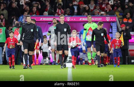 München, Deutschland. 9 Feb 2019 FC Bayern München - FC Schalke 04, Daniel Siebert, vollständige Abbildung, | Nutzung der weltweiten Kredit: dpa Picture alliance/Alamy Leben Nachrichten Quelle: dpa Picture alliance/Alamy leben Nachrichten Stockfoto