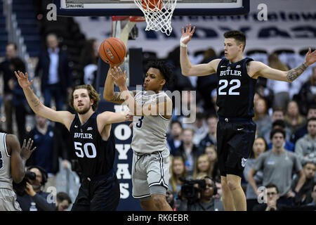 Washington, District of Columbia, USA. 9 Feb, 2019. Georgetown Hoyas guard JAMES AKINJO (3) sieht in der zweiten Hälfte gegen die Butler Bulldoggen am Kapital einer Arena zu übergeben. Credit: Terrence Williams/ZUMA Draht/Alamy leben Nachrichten Stockfoto