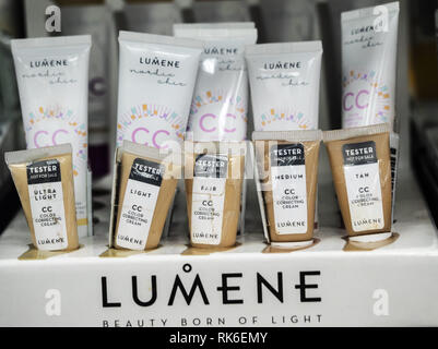 Kiew, Ukraine. 9 Feb, 2019. Lumene CC Farbe korrigieren Creme im Laden gesehen. Quelle: Igor Golovniov/SOPA Images/ZUMA Draht/Alamy leben Nachrichten Stockfoto