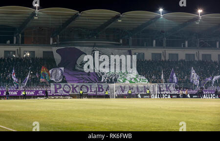 Budapest, Ungarn. 9. Feb 2019. Ultra-Fans des FC zeigen Banner mit Text "In die Hölle" für die gegenüberliegende Lüfter vor die ungarische OTP Bank Liga Match zwischen-FC und Ferencvarosi TC bei Szusza Ferenc Stadion am 9. Februar 2019 in Budapest, Ungarn. Credit: Laszlo Szirtesi/Alamy leben Nachrichten Stockfoto