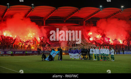 Budapest, Ungarn. 9. Feb 2019. Ultra-Fans des FC Licht Fackeln vor die ungarische OTP Bank Liga Match zwischen-FC und Ferencvarosi TC bei Szusza Ferenc Stadion am 9. Februar 2019 in Budapest, Ungarn. Credit: Laszlo Szirtesi/Alamy leben Nachrichten Stockfoto