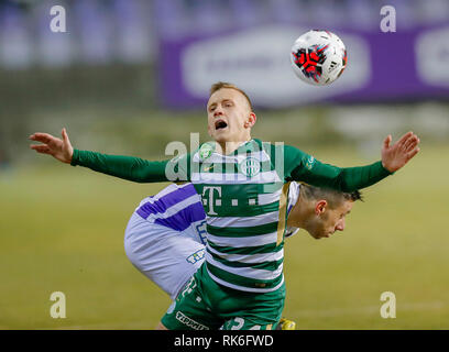 Budapest, Ungarn. 9. Feb 2019. (R-l) Branko Pauljevic der-FC fouls Ivan Petryak des Ferencvarosi TC während die ungarische OTP Bank Liga Match zwischen-FC und Ferencvarosi TC bei Szusza Ferenc Stadion am 9. Februar 2019 in Budapest, Ungarn. Credit: Laszlo Szirtesi/Alamy leben Nachrichten Stockfoto