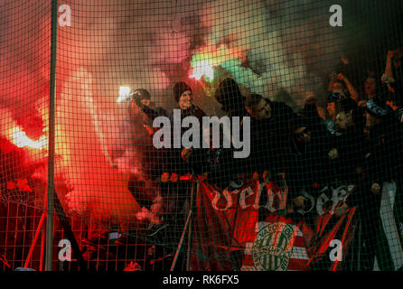 Budapest, Ungarn. 9. Feb 2019. Ultra Fans von Ferencvarosi TC feiern das Ziel während die ungarische OTP Bank Liga Match zwischen-FC und Ferencvarosi TC bei Szusza Ferenc Stadion am 9. Februar 2019 in Budapest, Ungarn. Credit: Laszlo Szirtesi/Alamy leben Nachrichten Stockfoto