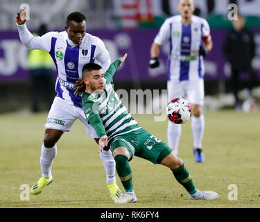 Budapest, Ungarn. 9. Feb 2019. (L - r) Vincent Onovo der-FC fouls Fernando Gorriaran des Ferencvarosi TC während die ungarische OTP Bank Liga Match zwischen-FC und Ferencvarosi TC bei Szusza Ferenc Stadion am 9. Februar 2019 in Budapest, Ungarn. Credit: Laszlo Szirtesi/Alamy leben Nachrichten Stockfoto